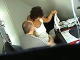 Secrétaire mature se laisse baiser par…