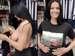 gros seins, exhibition - Une nana essaye un tee-shirt et exhibe ses seins