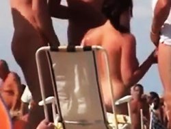 ivre, Salope - Elle suce et branle des inconnus sur la plage