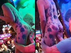 ivre, Asiatique - Une nana tatouée se fait doigter devant des passants