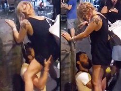 ivre, anulingus - Elle se fait manger le cul en soirée