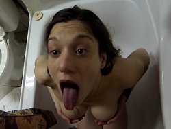 française, urophile - Une québecoise sexy se fait uriner dessus
