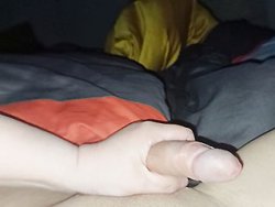 française, branlette - Ma copine me branle dans le lit
