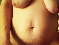 mature, française - Une daronne avec de gros seins qui chevauche la queue de son mec