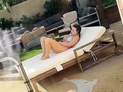 masturbation, bonasse - Je surprends ma nana en train de se masturber sur le transat