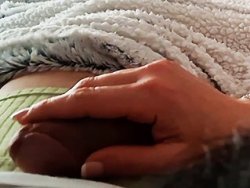 française, branlette - Réveil coquin : elle me caresse la queue au saut du lit