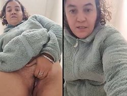 masturbation, française - Française chaude se caresse la chatte avec une brosse à dent dans le cul