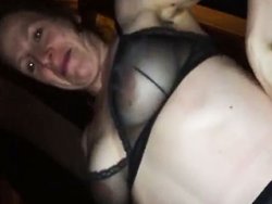 française, ivre - Pipe baveuse d’une femme ivre en rentrant de soirée