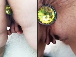 française, chatte rasée - Elle caresse sa chatte rasée en ayant un plug dans son cul