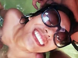 fellation, partouze - Elle se fait entourer par des queues et les suce à la chaine