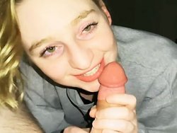 fellation, grosse bite - Ma salope blonde aux yeux verts en train de me sucer la bite