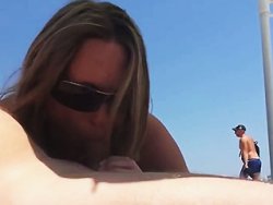 fellation, française - Mon épouse en train de me pomper la bite sur la plage