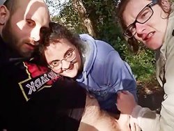 française, Trio - Mes deux salopes s'occupent de ma bite en extérieur