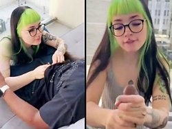 fellation, grosse bite - Une gothique bandante en train de sucer un black sur son balcon