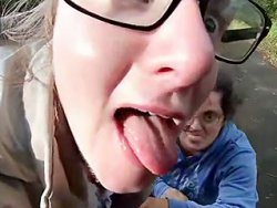 française, Trio - Deux copines me branlent la queue dans la nature