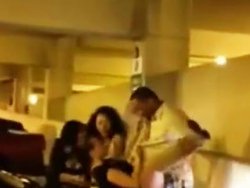 ivre, exhibition - Elle se fait prendre dans un parking souterrain devant ses copines