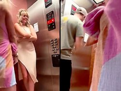 blonde, Cunnilingus - Elle mange la chatte de sa copine dans un ascenseur