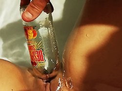gode, chatte rasée - Je gode ma chatte avec une canette de bière (Desperados)