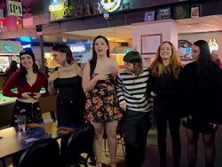 gros seins, exhibition - Des copines exhibent toutes leurs seins dans un bar