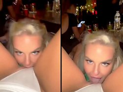 Cunnilingus, exhibition - Une coquine se fait manger la chatte dans un bar