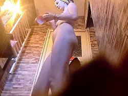 exhibition, bonasse - Ma salope pose la caméra et va dans la salle de bain