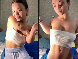 gode, milf - Une nana excitée avec un gode au fond de sa chatte rasée