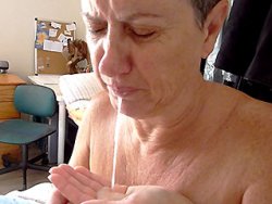 française, mamie - Mamie suce une bite et se fait cracher dans la bouche