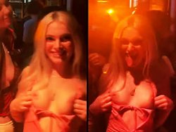 blonde, exhibition - Une blonde exhibe ses seins pendant qu'elle danse