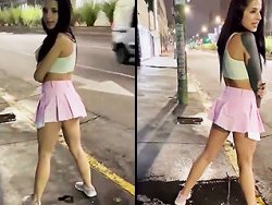 Brune, exhibition - Il filme sa copine en train de pisser debout dans la rue