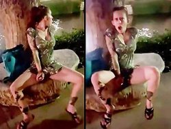 chatte rasée, vibro - Masturbation risquée dans la rue avec son vibro