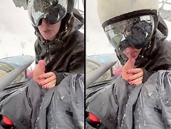 fellation, exhibition - Elle lui taille une pipe sur un télésiège