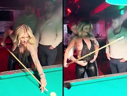 blonde, exhibition - Une milf blonde aux gros seins dans un bar
