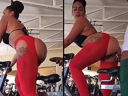 exhibition, grosse bite - Ma femme fait du vélo avec la bite de son homme