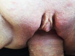 française, chatte rasée - Je filme sa chatte en gros plan pendant que je le baise