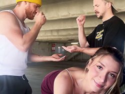 Trio, exhibition - Des adultes en train de jouer à un Shifumi très coquin