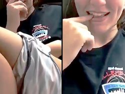 chatte rasée, exhibition - Elle se doigte la chatte à l'arrière d'une voiture