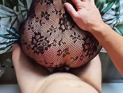 française, levrette - Elle porte une nuisette résille pour se faire défoncer en levrette