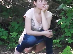 exhibition, urophile - Ma nana en train d'uriner dans la nature