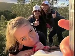 fellation, exhibition - Un couple de randonneur croise un mec en train de se faire sucer