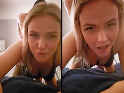 blonde, levrette - Elle tient la caméra en se faisant baiser en levrette