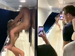 gorge profonde, grosse bite - Elle suce en gorge profonde sur un bateau