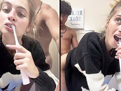 levrette, bonasse - Une levrette pendant qu'elle se lave les dents