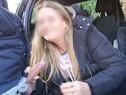 fellation, française - Cette daronne excitée suce la bite d'un voyeur
