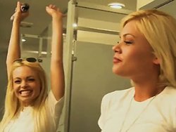 fellation, Trio - Elle le suce et sa copine le branle