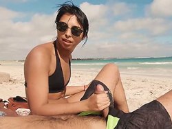 branlette, exhibition - Elle me fait jouir avec une branlette sur la plage