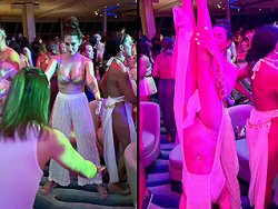 chatte rasée, exhibition - Soirée sans culotte et regroupement de salopes