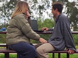 branlette, exhibition - Un couple baise en extérieur sur une table de pique nique