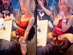 blonde, exhibition - Il doigte sa nana dans un bar