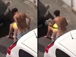 ivre, levrette - Elle se fait pilonner la chatte en pleine rue