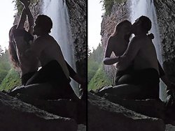 Salope, bonasse - Un couple qui baise au bord d'une cascade